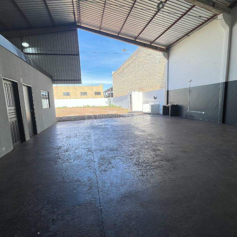 Barracão no Conjunto Habitacional Izidro Pedroso em Dourados/MS — foto 3