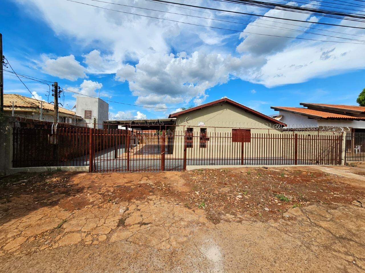 Casa com 3 quartos no Jardim Rasslem em Dourados/MS — foto 1