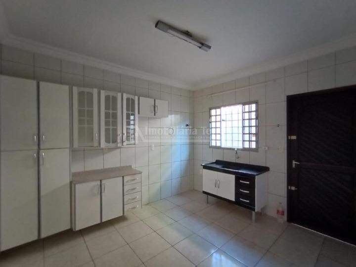 Kitnet com 2 quartos no Jardim Marilia em Dourados/MS — foto 3