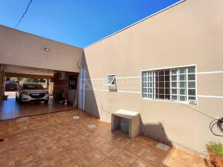 Casa com 3 quartos no Conjunto Habitacional Izidro Pedroso em Dourados/MS — foto 3