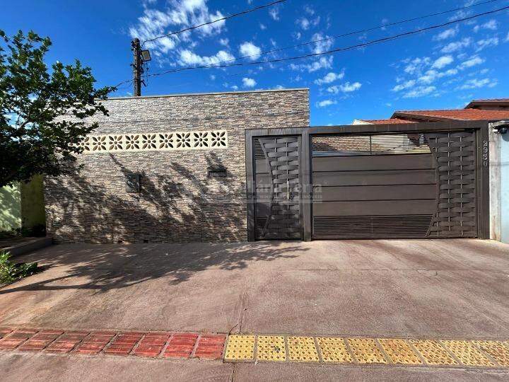 Casa com 4 quartos no Conjunto Habitacional Terra Roxa em Dourados/MS — foto 1
